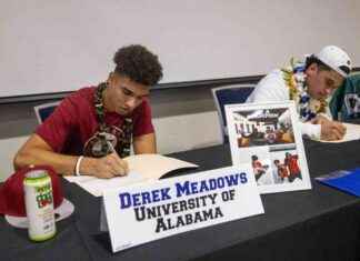 Top Recruit Reverses Decision on National Signing Day – See PHOTOS top-recruit-reverses-decision-on-national-signing-day-see-photos