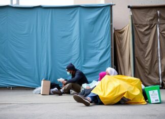 Las Vegas Community Comes Together to Address Homelessness Crisis The Las Vegas community unites to tackle the homelessness crisis.